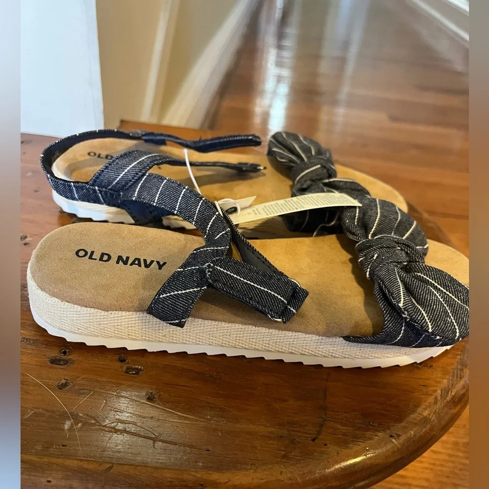 Toddler girls size 13 Old Navy Chambray stripe sandals